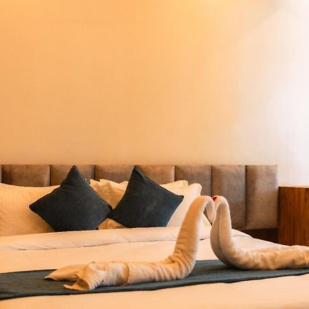 Hotel Kamrupa Guwahati Ngoại thất bức ảnh